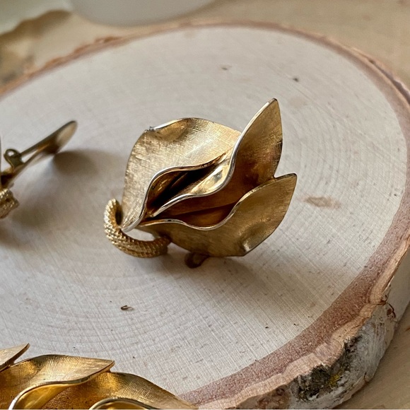 Vintage- Demi-Parure Stylized Gilt Brooch & Clip Back Earrings - Picture 10 of 13